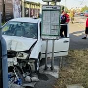 U Hornbachu projel řidič autobusovou zastávkou a nakonec narazil do sloupu