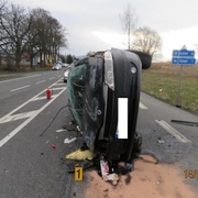 Mikrospánek je prevít, řidič skončil s vozem v kotrmelcích