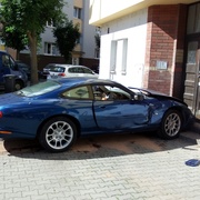 Sportovní vůz skončil po střetu ve vchodu domu
