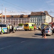 Nehoda zablokovala Klatovskou, na místě zraněná žena