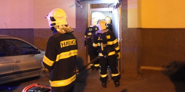 Požár v Macháčkově ulici způsobil žhář