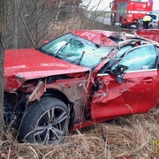 Po nárazu do traktoru skončilo auto mimo silnici