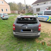 Samozvaná traktoristka v Zetoru „zrušila“ auto a pak utekla