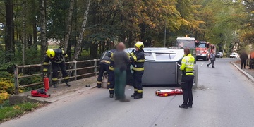 Auto se po nárazu do mostu převrátilo