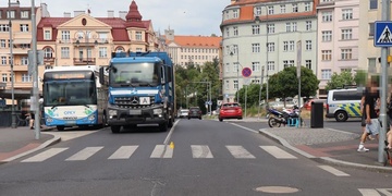 Na přechodu pro chodce došlo ke střetu chodkyně s motocyklem