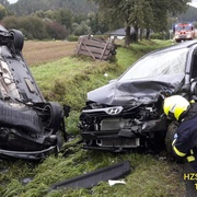 Obě auta skončila mimo silnici, jedno navíc na střeše