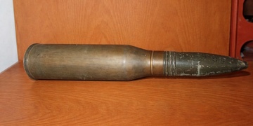 Muž odevzdávající dělostřelecký granát policisty překvapil