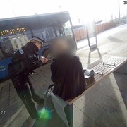 Zraněná seniorka i celostátně hledaný muž
