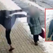Lidská stvůra, která stařenku kopla do obličeje, je již ve vazbě