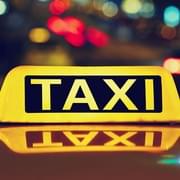 Taxikář zbil zákazníka, ten pak z auta musel vyskočit za jízdy
