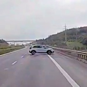 Nepochopitelné jednání řidičky na dálnici