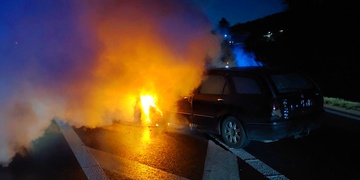 Požár osobního vozu uzavřel dálnici