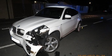 Při odbočení naboural předjíždějící automobil