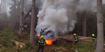 Požár lesního stroje, škoda je deset milionů