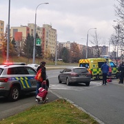 Ke střetu vozu se ženou došlo přímo na přechodu