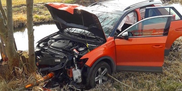 Starší řidič usnul, vyjel ze silnice a narazil do stromu