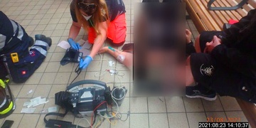 Žena zkolabovala v nádražní hale