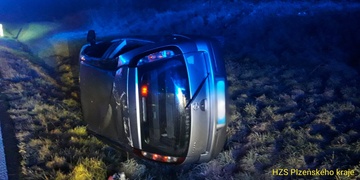 Cizinka se s autem převrátila na bok