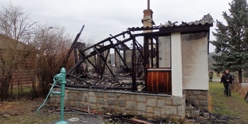 Požár zcela zdemoloval chatku