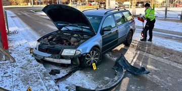 Vůz skončil v tramvajové zastávce