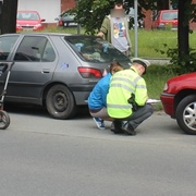 U Purkyňáku srazilo auto maminku s kočárkem