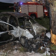 Vozidlo po nárazu do stromu začalo hořet, o životy posádky bojoval spolujezdec