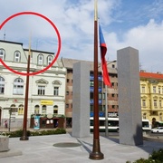 Pomník "Díky, Ameriko!" přišel o jednu ze dvou vlajek
