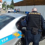 Jen před pár minutami policisté zabránili sebevrahovi ve skoku z mostu