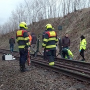 Muž z Rokycanska vkročil na koleje, sedl si a čekal na vlak