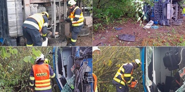 Domíchávač vyjel mimo vozovku a převrátil se na bok