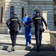 Narkoman s nožem v ruce za dva týdny v Plzni napadl čtyři ženy