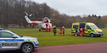 Nákladní vůz srazil chodce, muž utrpěl rozsáhlá zranění a o jeho život nyní bojují lékaři