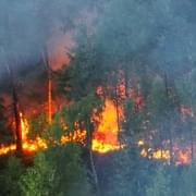 Lesní požár ve velmi nepřístupném terénu