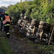 Zraněný řidič byl v kabině převráceného náklaďáku zaklíněný více než půl hodiny