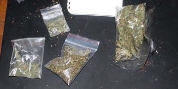 Zbil svoji družku, policie pak v bytě našla marihuanu