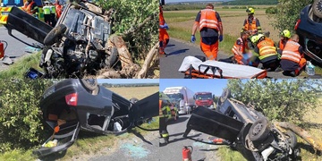 Vážná dopravní nehoda - auto se po nárazu do stromu převrátilo na střechu