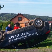 Po střetu dvou aut se jedno převrátilo na střechu