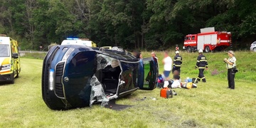 Auto s pěti lidmi skončilo na boku na louce