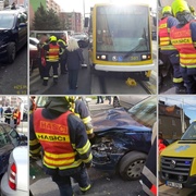 Tramvaj auto odhodila na zaparkované vozy