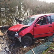 Auto skončilo zabořené v břehu potoka