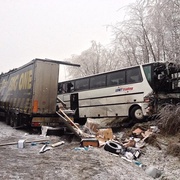 Nehoda autobusu, kamionu a osobního auta si vyžádala 18 zraněných