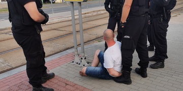 Po konfliktu v tramvaji skončil v poutech