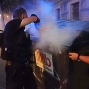 Totálně opilý cizinec a hořící kontejner