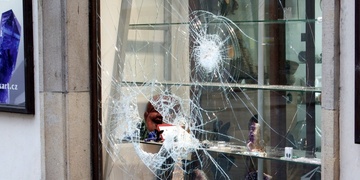 Zloděj rozbil výlohu v centru Plzně