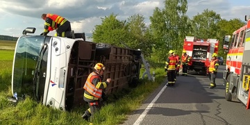 Linkový autobus se převrátil do příkopu
