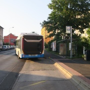 Muž se snažil dostat do rozjíždějícího se autobusu, nepovedlo se a skončil vážně zraněný v nemocnici