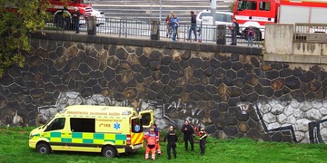 Prchající muž před policií skočil z Anglického nábřeží