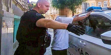 Chtěli řešit hlasitou hudbu a místo toho odváželi celostátně hledaného muže