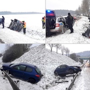 Jedno auto na svodidlech, druhé na boku v příkopu