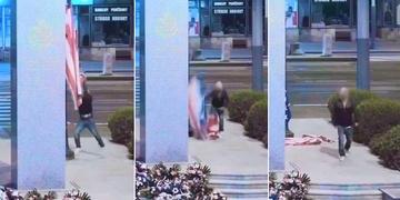 Vandal strhl vlajku z pomníku Díky, Ameriko!